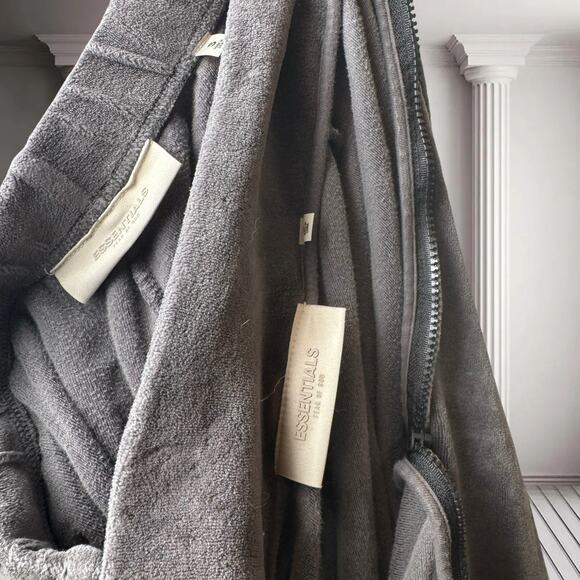 đź–¤ Fear of God Essentials Iron Velour Mock Neck Sweatshirt & Sweatpants Set - Picture 7 of 7